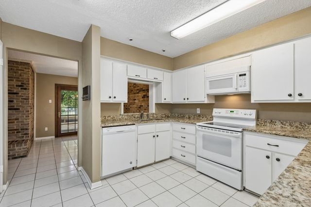 1806 Lakecrest Court, Carrollton, TX 75006