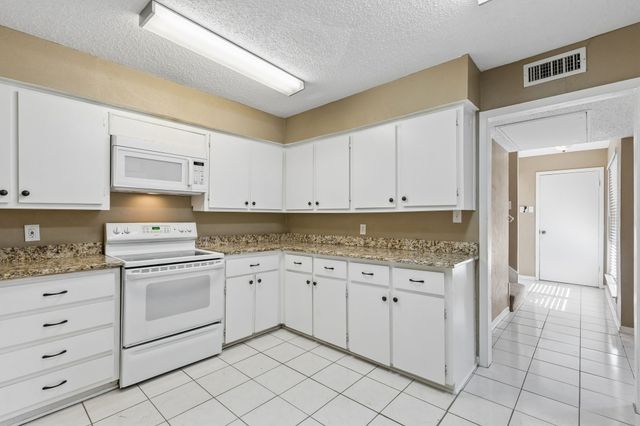 1806 Lakecrest Court, Carrollton, TX 75006