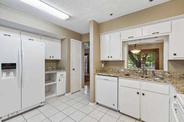 1806 Lakecrest Court, Carrollton, TX 75006