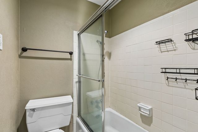 1806 Lakecrest Court, Carrollton, TX 75006