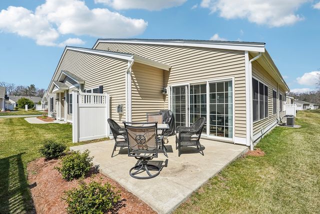 117 Rogerson Xing 117, Uxbridge, MA 01569