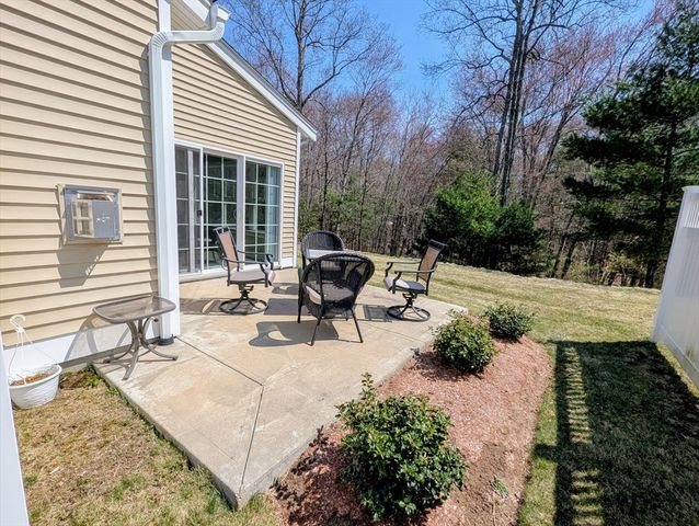 117 Rogerson Xing 117, Uxbridge, MA 01569