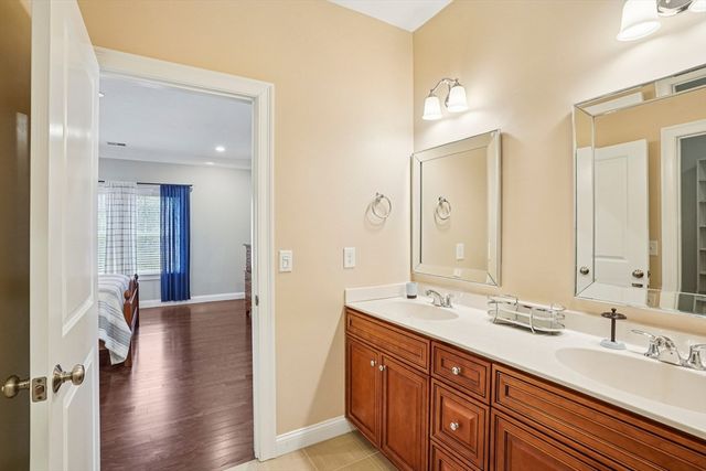 117 Rogerson Xing 117, Uxbridge, MA 01569