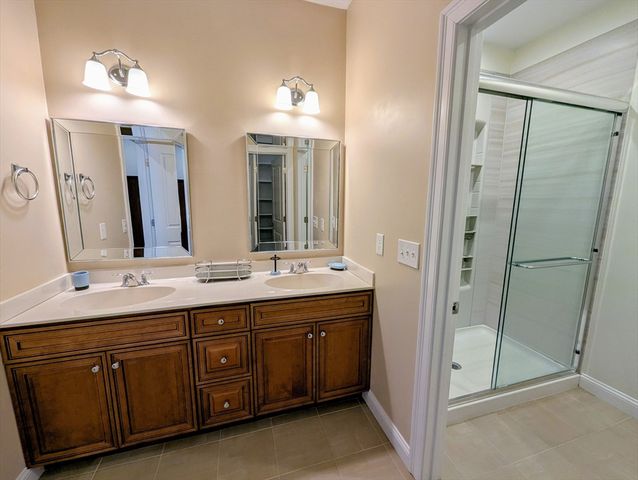 117 Rogerson Xing 117, Uxbridge, MA 01569