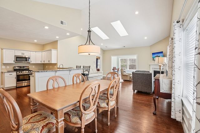 117 Rogerson Xing 117, Uxbridge, MA 01569