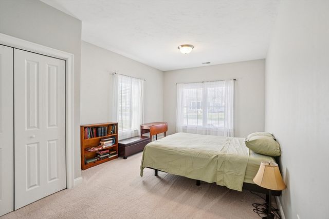 117 Rogerson Xing 117, Uxbridge, MA 01569