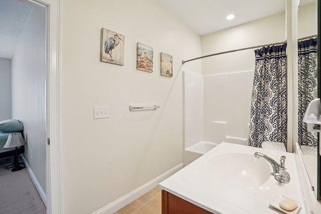 117 Rogerson Xing 117, Uxbridge, MA 01569