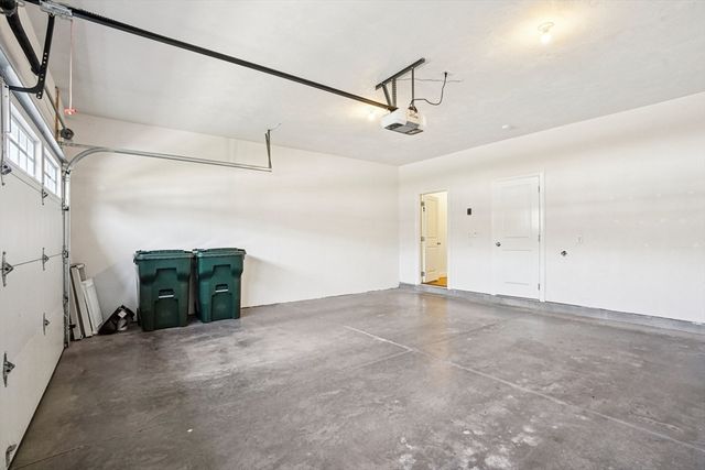 117 Rogerson Xing 117, Uxbridge, MA 01569