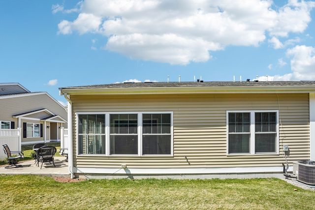 117 Rogerson Xing 117, Uxbridge, MA 01569