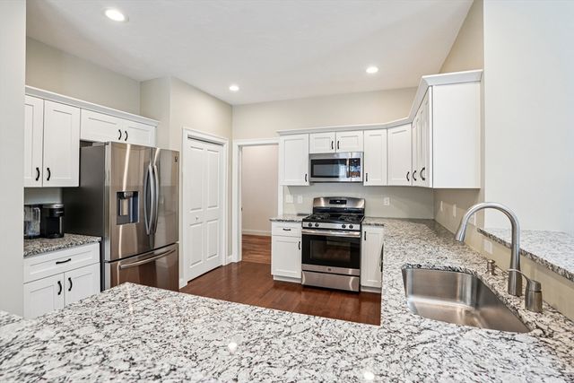 117 Rogerson Xing 117, Uxbridge, MA 01569
