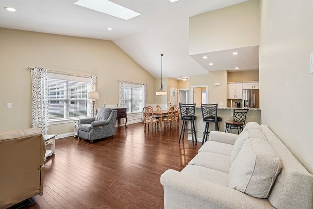 117 Rogerson Xing 117, Uxbridge, MA 01569
