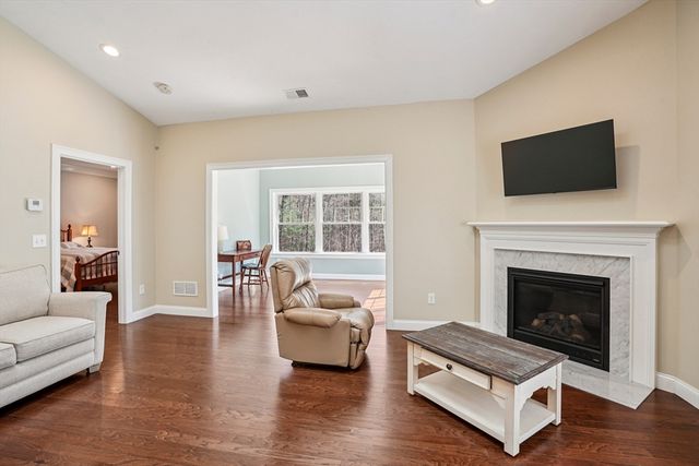 117 Rogerson Xing 117, Uxbridge, MA 01569