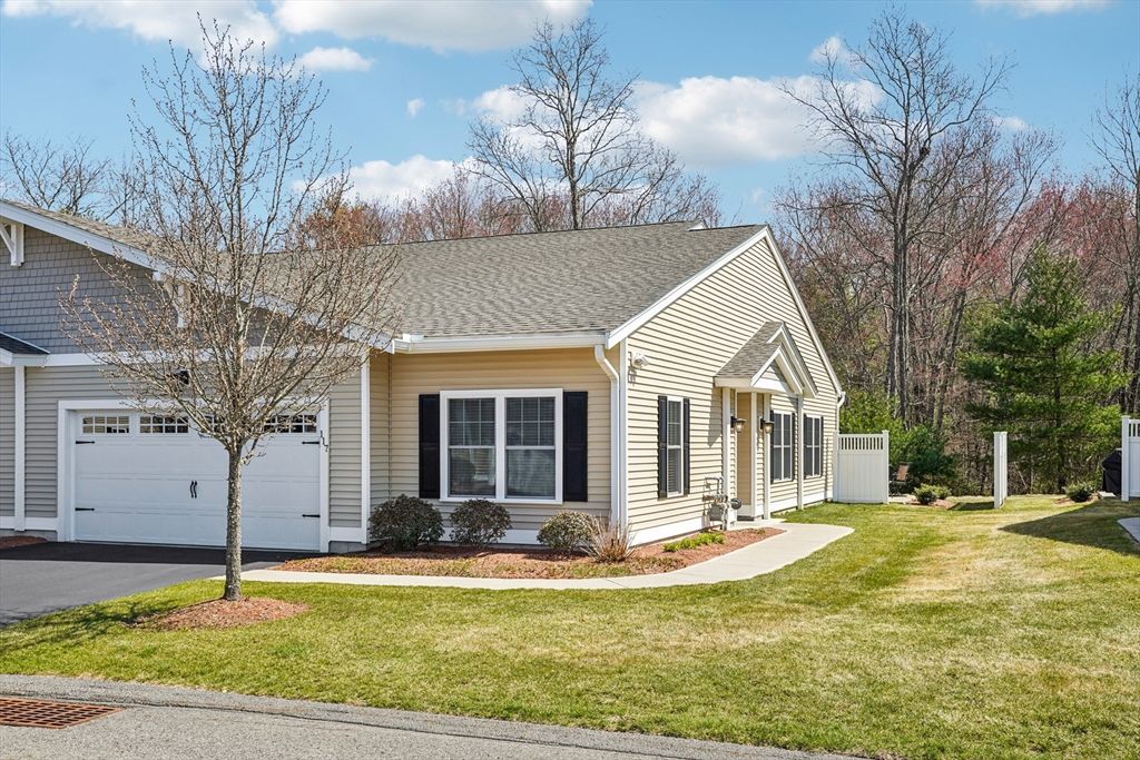 117 Rogerson Xing 117, Uxbridge, MA 01569