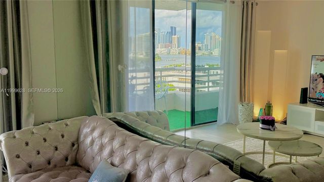 3300 NE 192nd St 814, Aventura, FL 33180