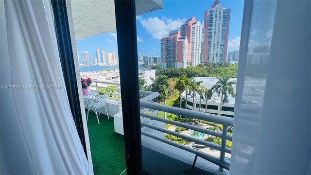 3300 NE 192nd St 814, Aventura, FL 33180