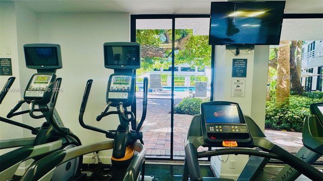 3300 NE 192nd St 814, Aventura, FL 33180