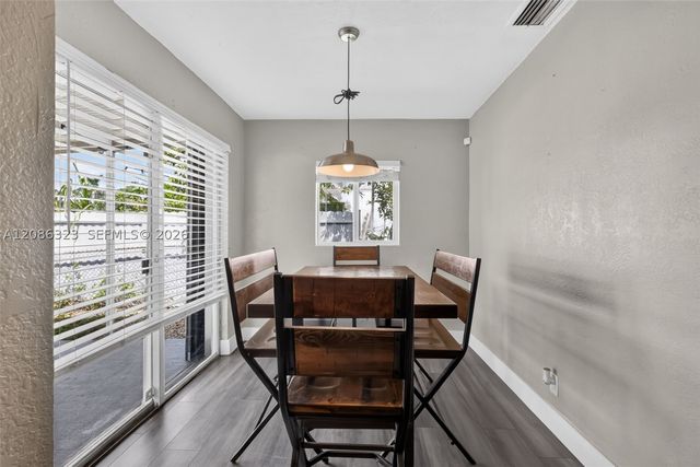5317 NE 5th Ave, Oakland Park, FL 33334