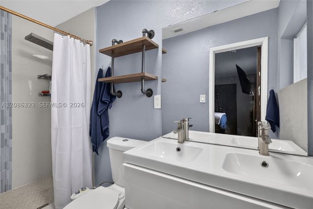 5317 NE 5th Ave, Oakland Park, FL 33334
