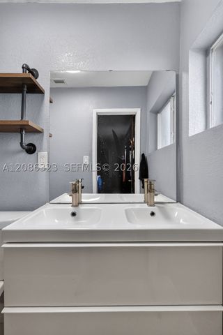 5317 NE 5th Ave, Oakland Park, FL 33334