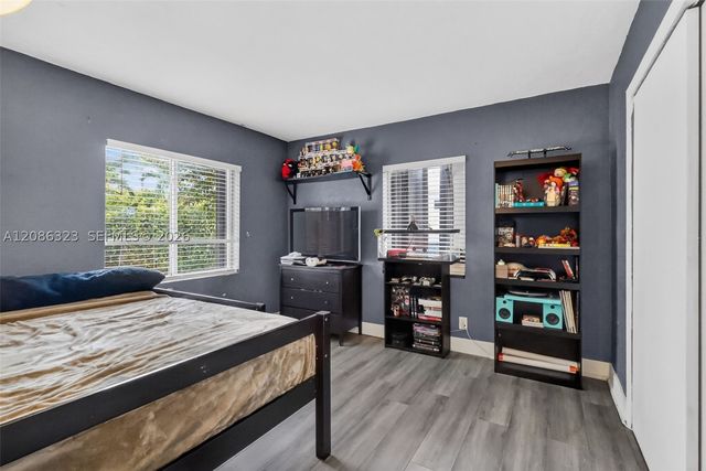 5317 NE 5th Ave, Oakland Park, FL 33334