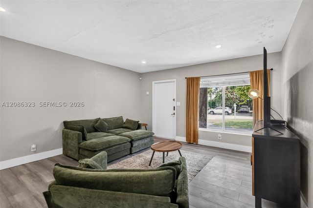 5317 NE 5th Ave, Oakland Park, FL 33334