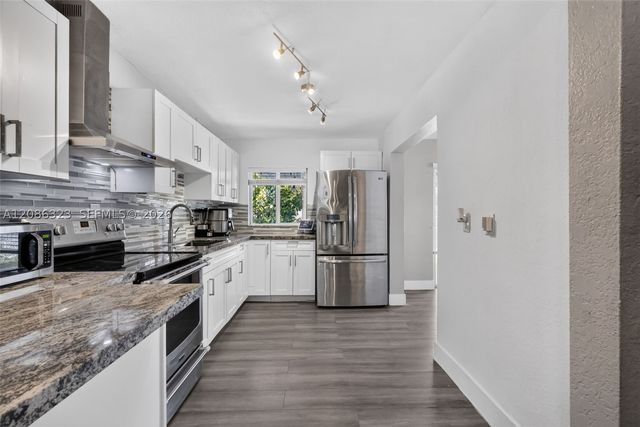 5317 NE 5th Ave, Oakland Park, FL 33334