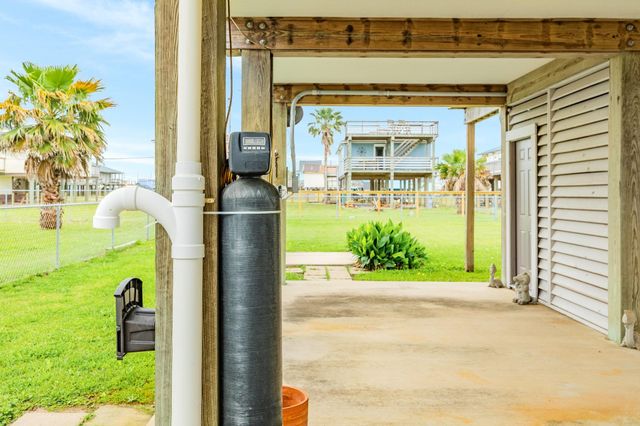 433 Seabean Street, Surfside Beach, TX 77541