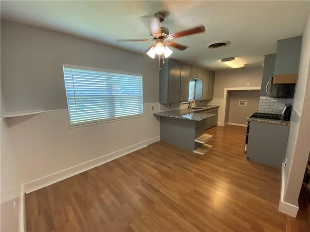 102 E Live Oak ST, Hutto, TX 78634