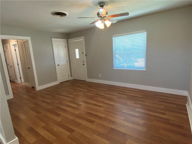 102 E Live Oak ST, Hutto, TX 78634