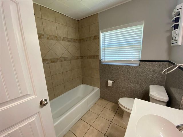 102 E Live Oak ST, Hutto, TX 78634