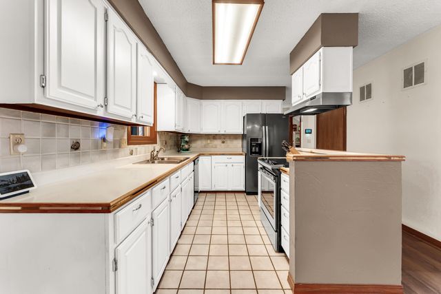 1541 S Wild Oaks Drive, Nixa, MO 65714