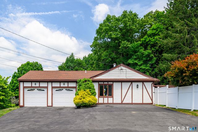 10 Horseshoe Drive, Danbury, CT 06811