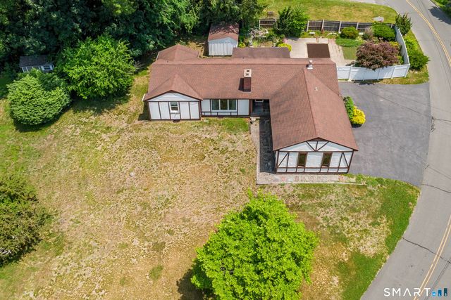 10 Horseshoe Drive, Danbury, CT 06811