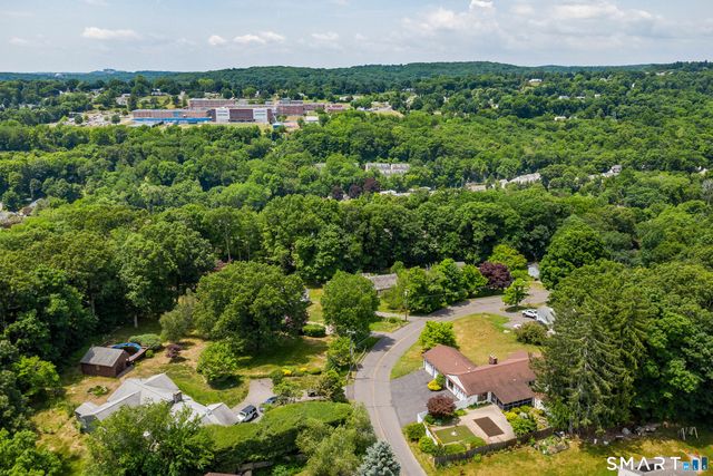 10 Horseshoe Drive, Danbury, CT 06811