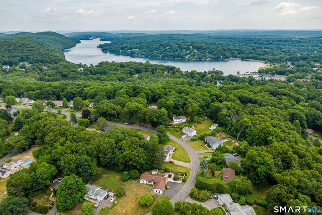 10 Horseshoe Drive, Danbury, CT 06811