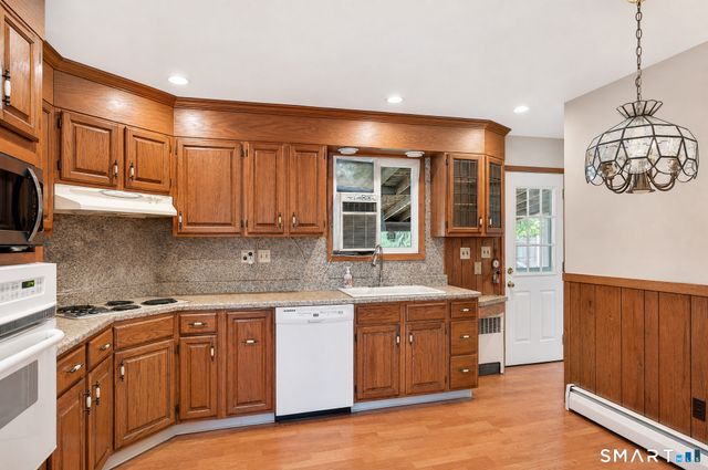 10 Horseshoe Drive, Danbury, CT 06811