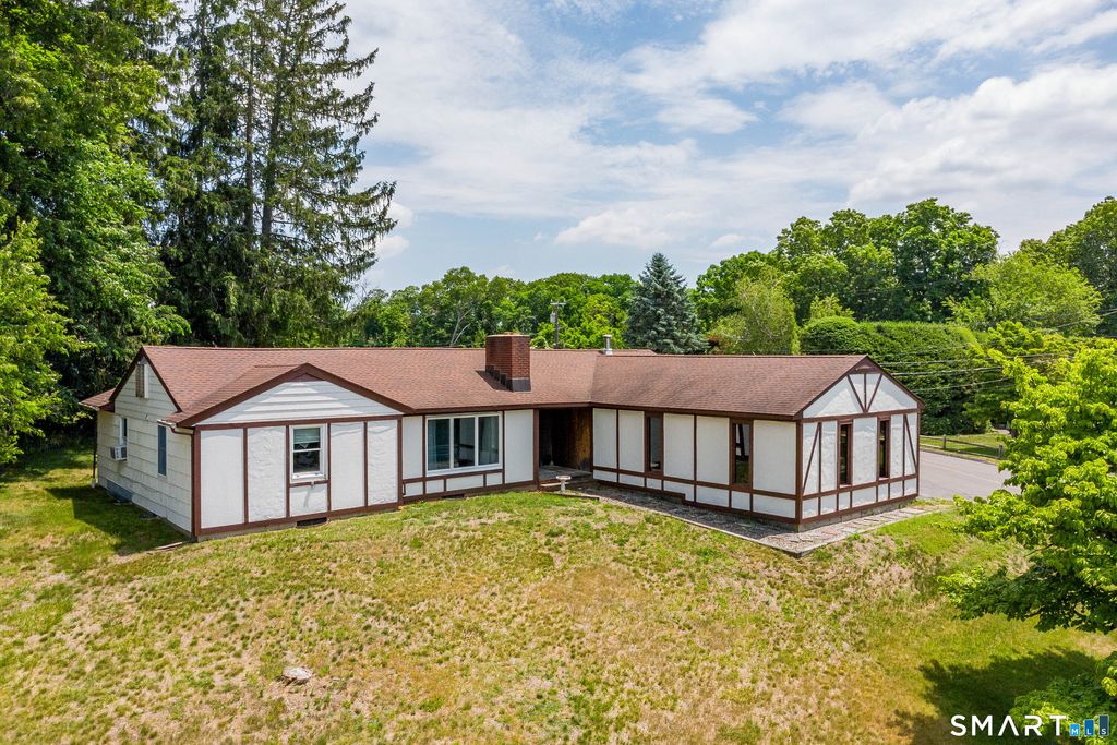 10 Horseshoe Drive, Danbury, CT 06811