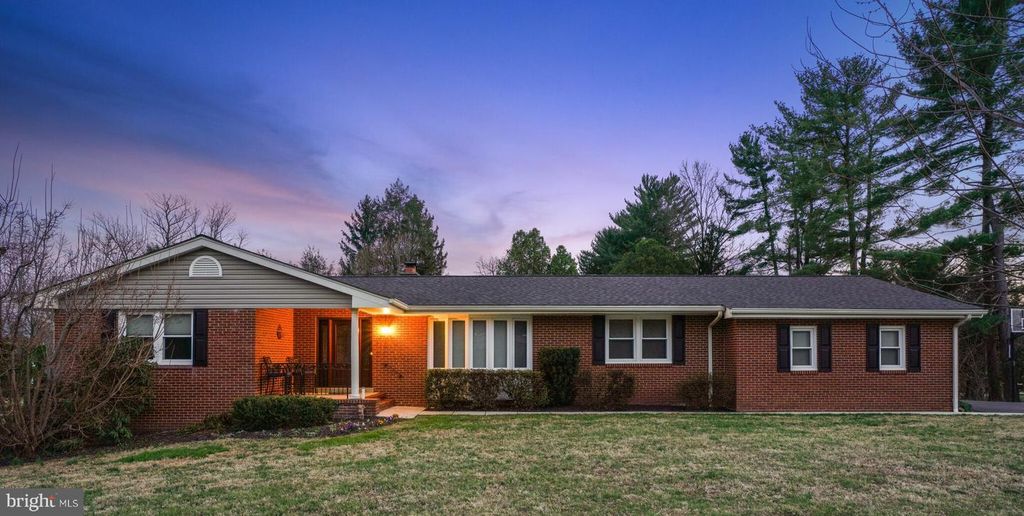 Image 1 of property listing at 1800 GAYFIELDS DR, Silver Spring, MD 20906