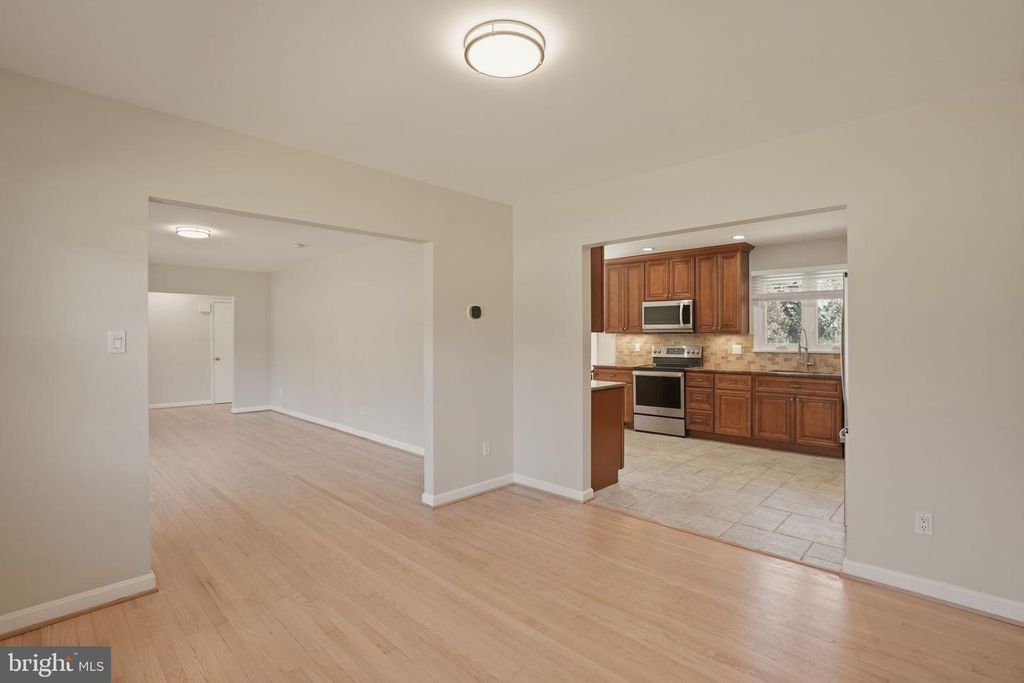 Image 10 of property listing at 1800 GAYFIELDS DR, Silver Spring, MD 20906