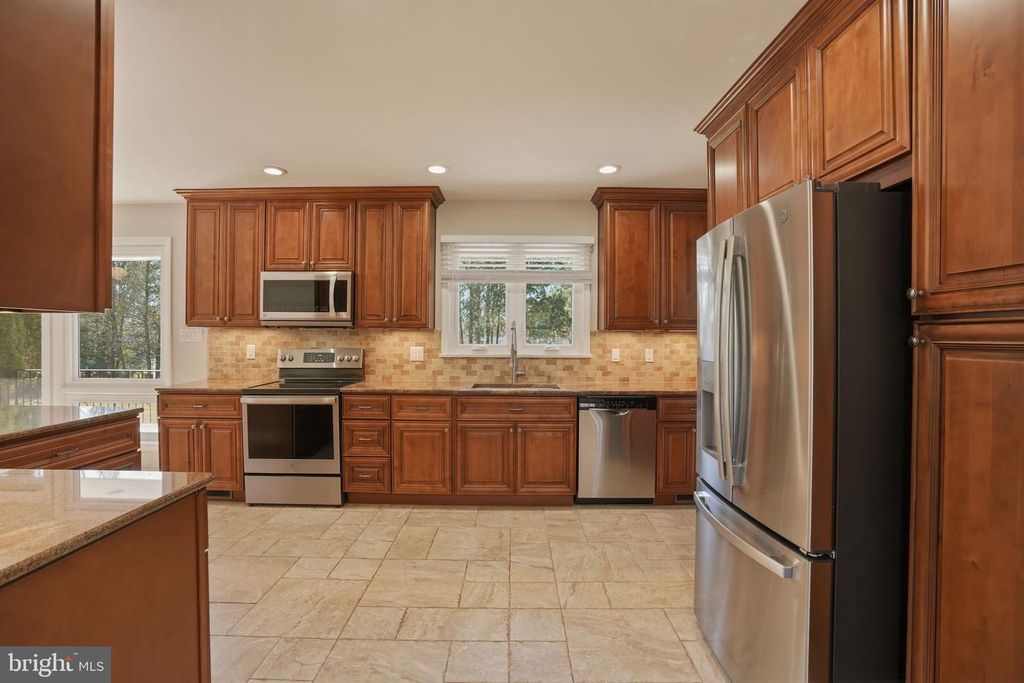 Image 11 of property listing at 1800 GAYFIELDS DR, Silver Spring, MD 20906