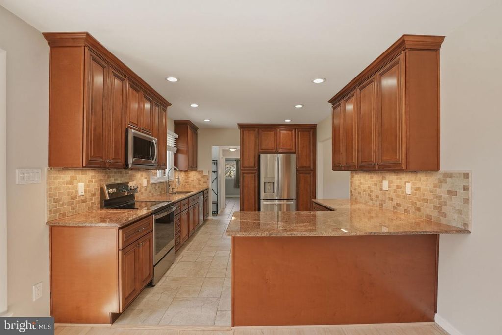 Image 12 of property listing at 1800 GAYFIELDS DR, Silver Spring, MD 20906