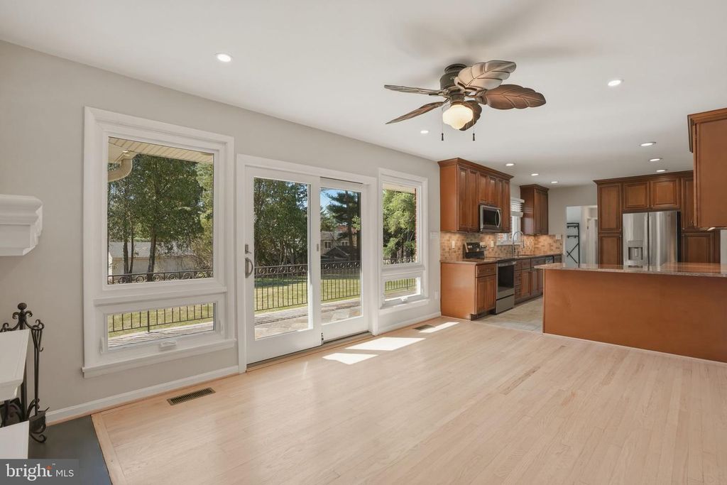 Image 13 of property listing at 1800 GAYFIELDS DR, Silver Spring, MD 20906