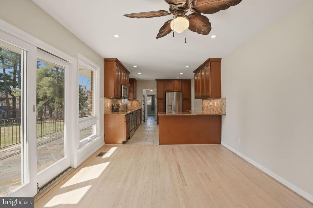 Image 15 of property listing at 1800 GAYFIELDS DR, Silver Spring, MD 20906