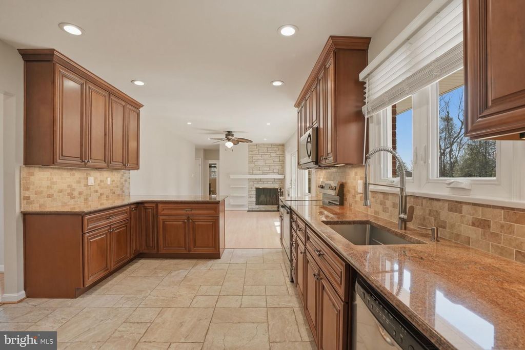 Image 16 of property listing at 1800 GAYFIELDS DR, Silver Spring, MD 20906