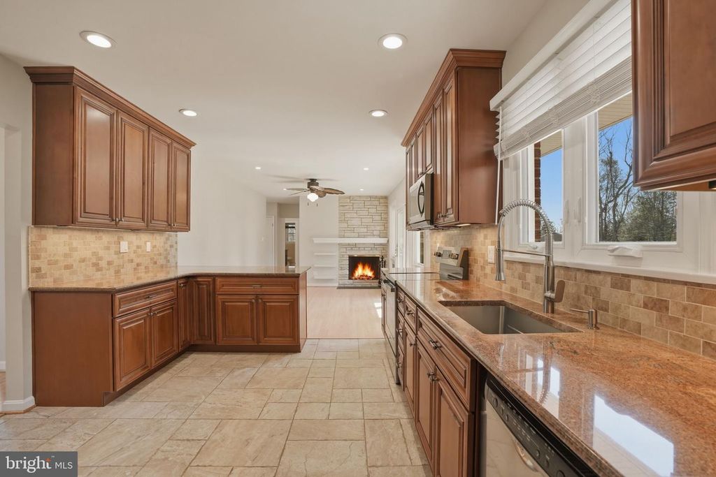 Image 17 of property listing at 1800 GAYFIELDS DR, Silver Spring, MD 20906