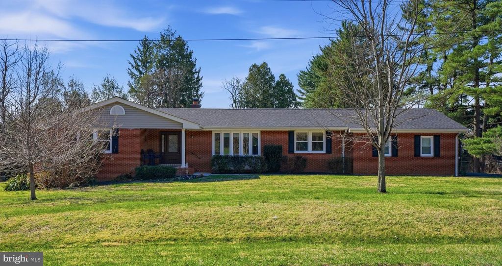 Image 2 of property listing at 1800 GAYFIELDS DR, Silver Spring, MD 20906