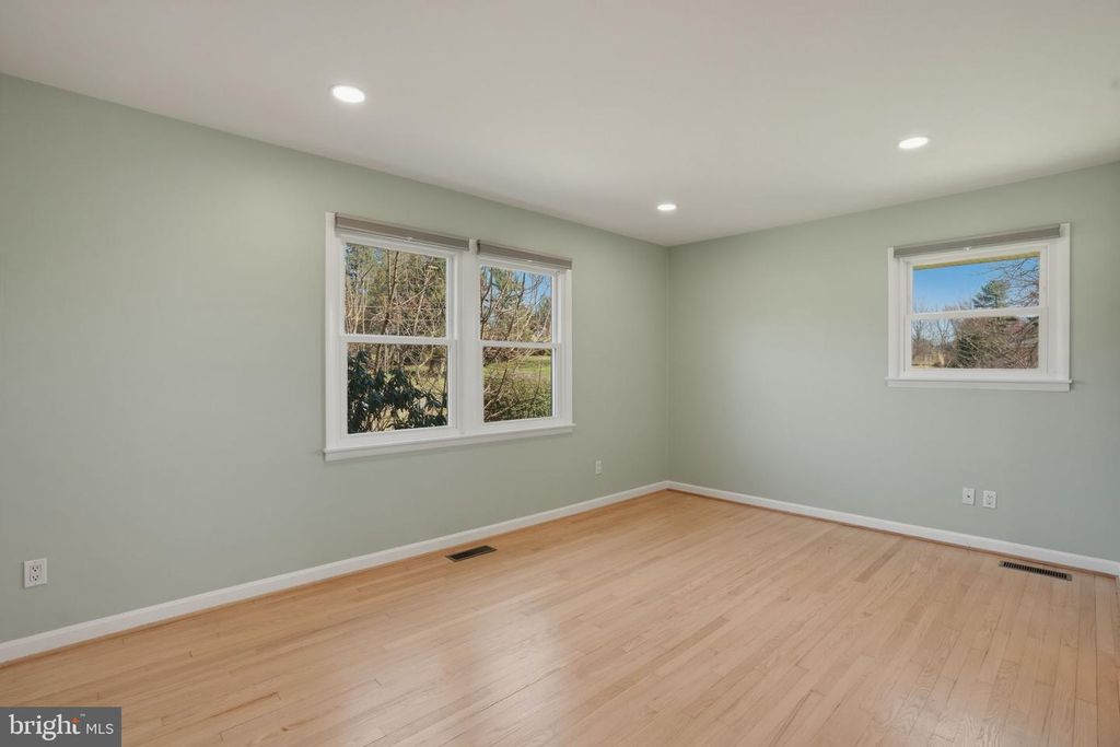 Image 21 of property listing at 1800 GAYFIELDS DR, Silver Spring, MD 20906
