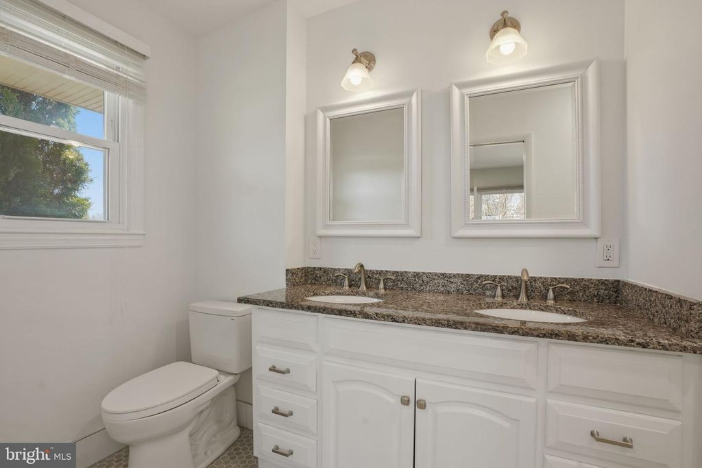 Image 23 of property listing at 1800 GAYFIELDS DR, Silver Spring, MD 20906