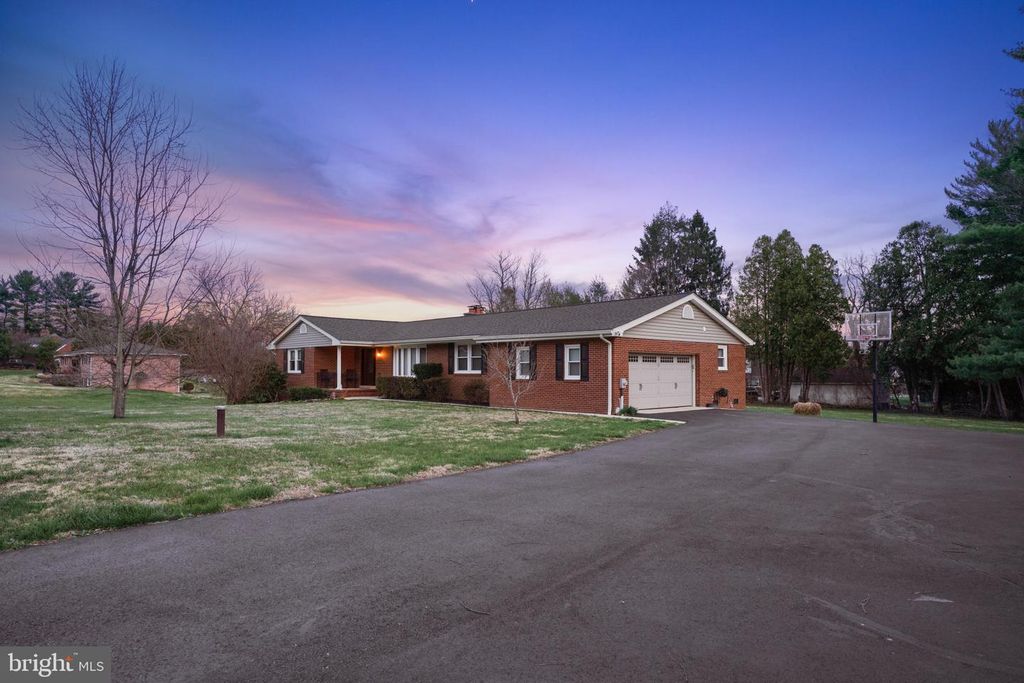 Image 3 of property listing at 1800 GAYFIELDS DR, Silver Spring, MD 20906