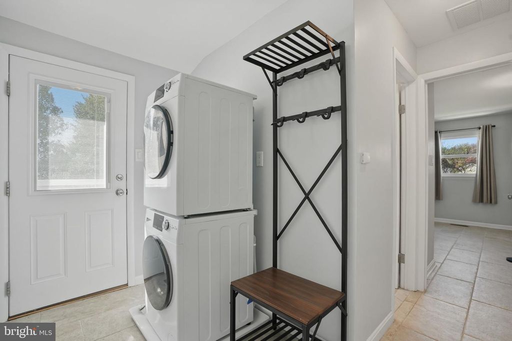 Image 32 of property listing at 1800 GAYFIELDS DR, Silver Spring, MD 20906